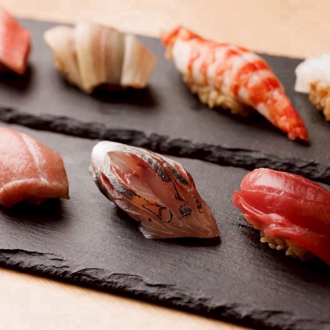 . 大切な方と過ごす夜に、上質な鮨のひとときを。 記念日のお食事。 仕事を終えた一日のご褒美。 鮨と日本酒をゆっくりと味わいたい夜。 「鮨浩也 成」では、肩肘を